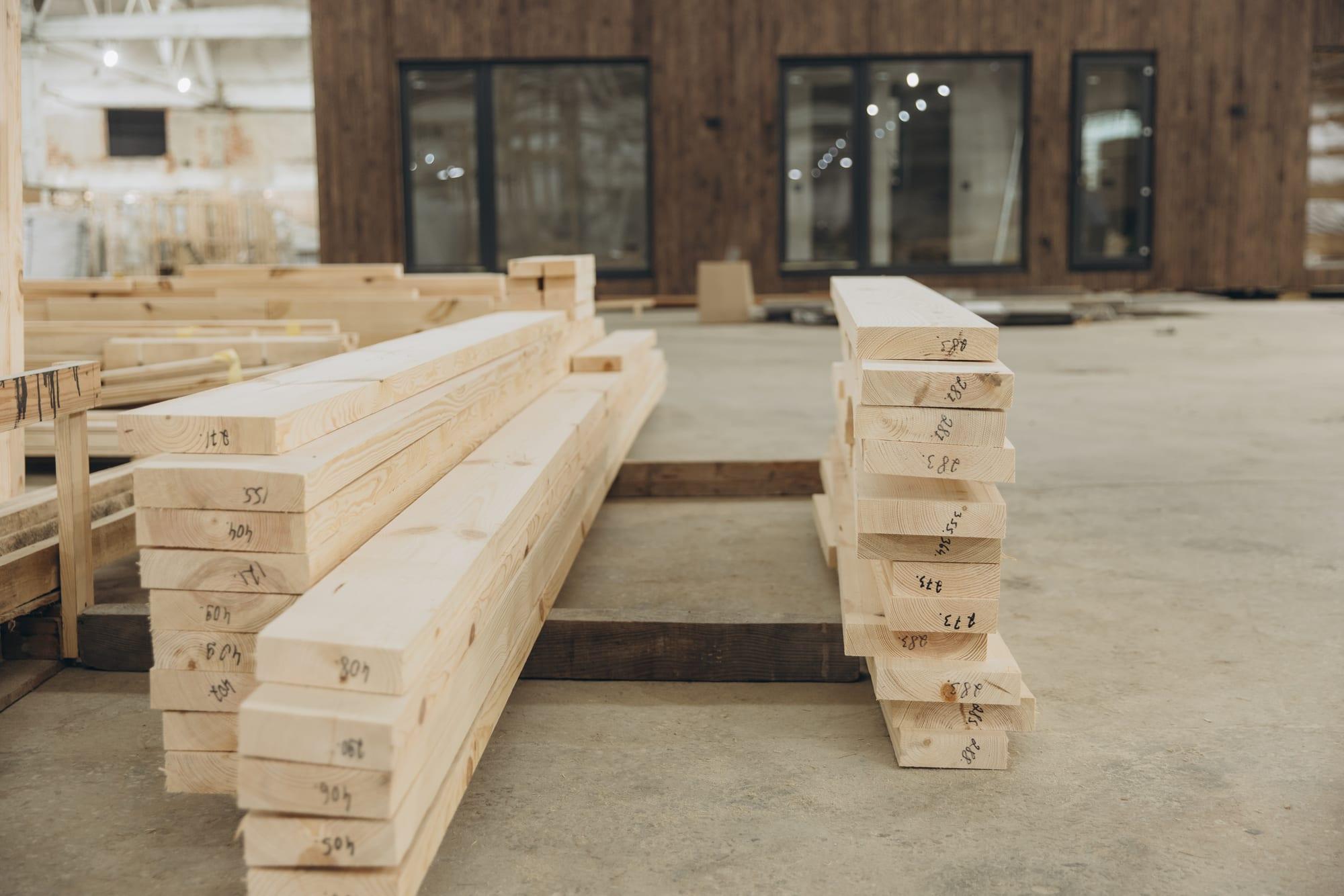 Escuadrías de madera apiladas y numeradas, listas para montar