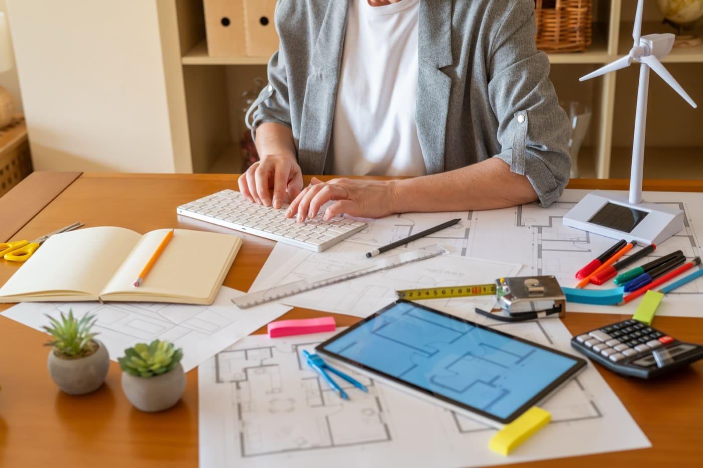 Mesa de estudio con los planos y el presupuesto de la vivienda antes de ir al banco