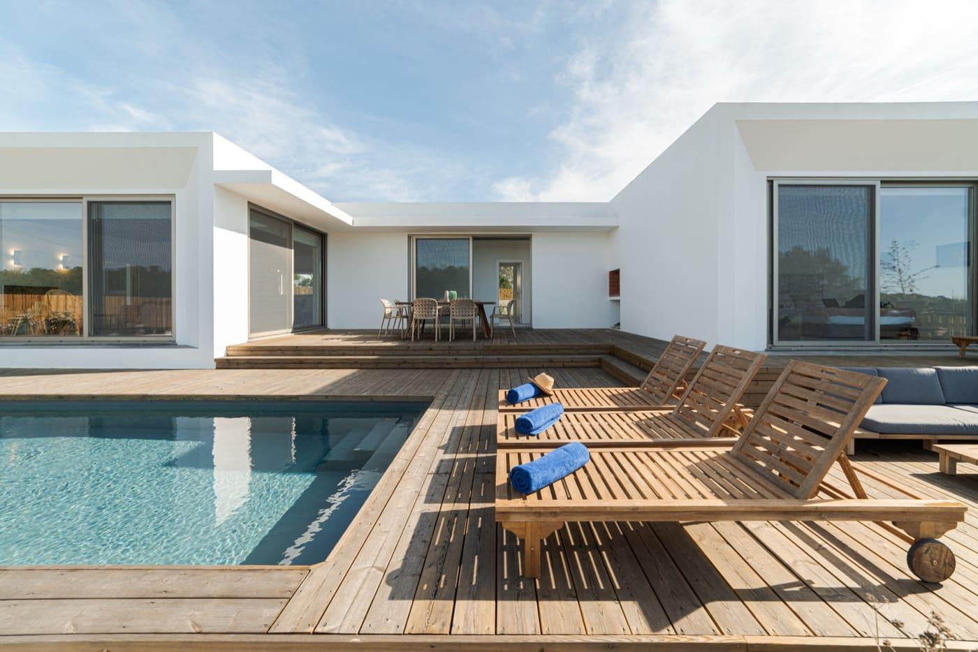 Vivienda de una planta de unos 150 m² con porche y piscina