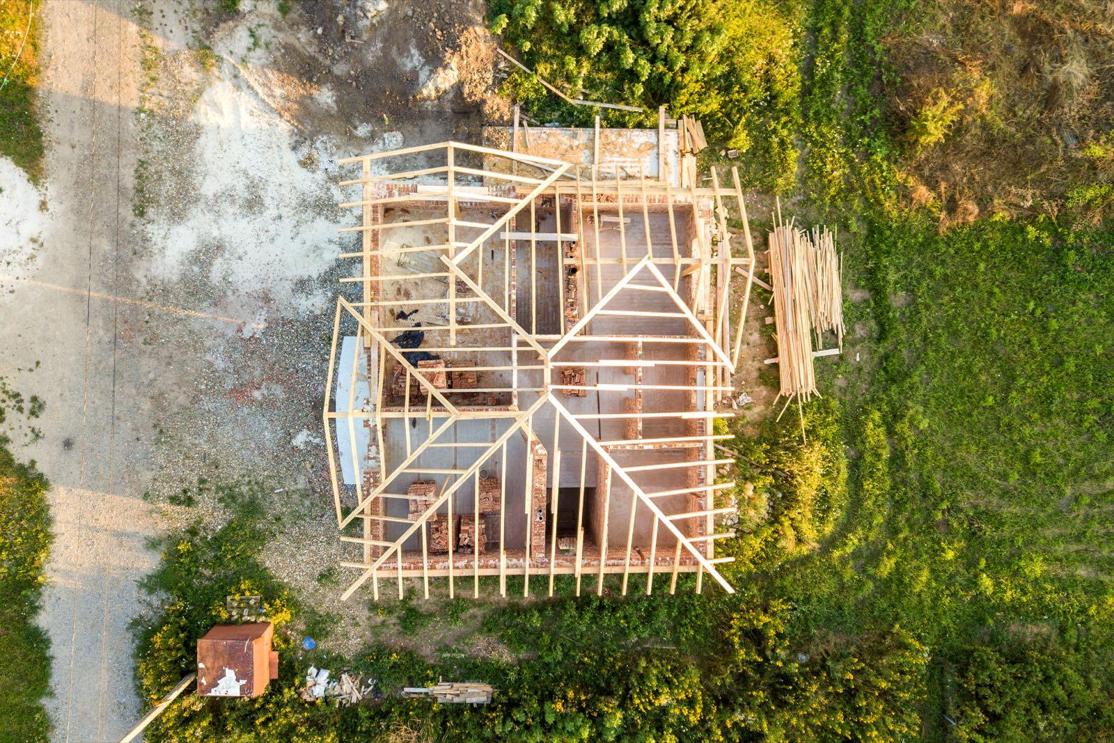 Vista de dron del entramado de madera montado sobre la cimentación