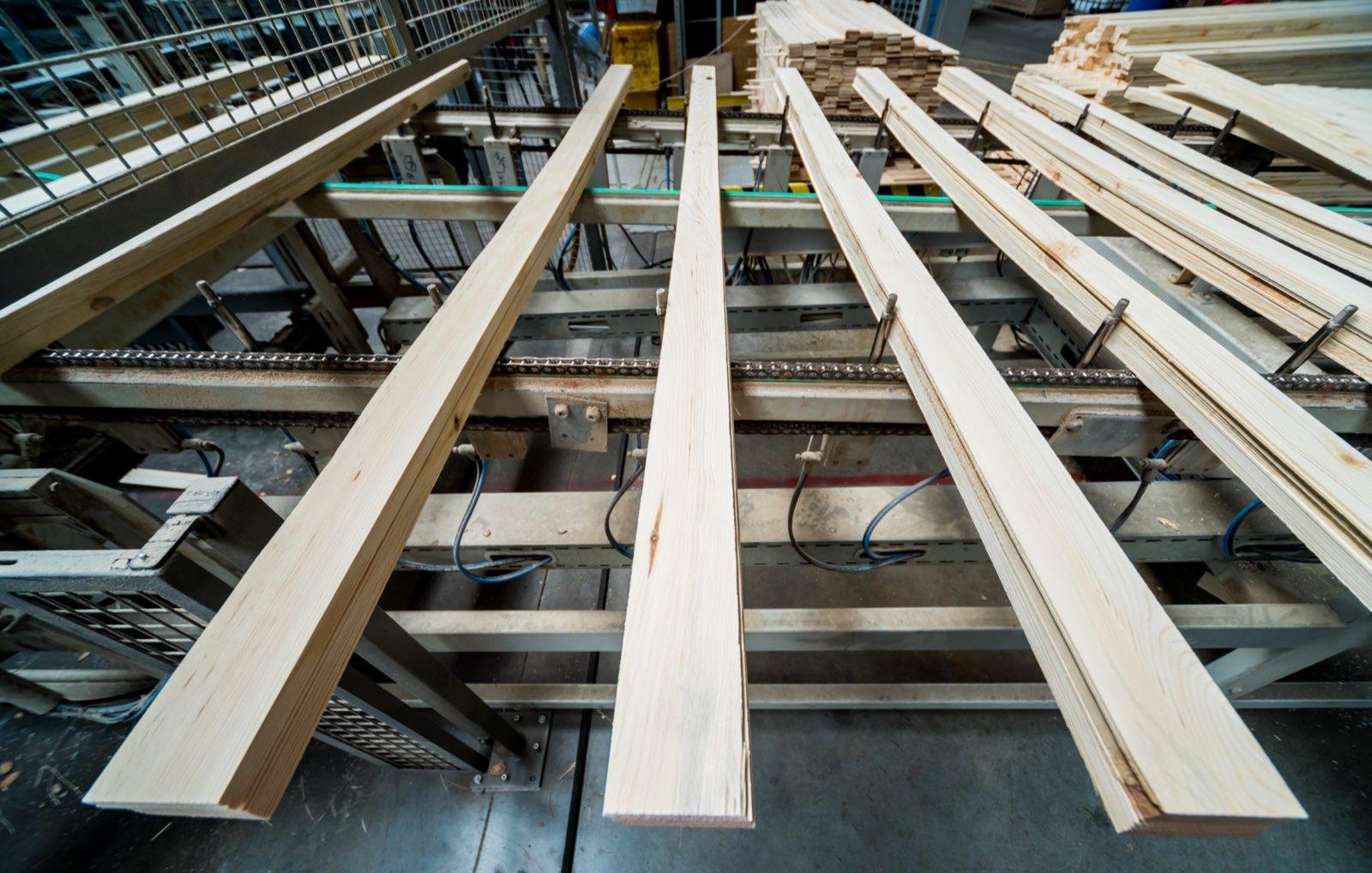 Montantes de madera cortados a medida y ordenados para el montaje