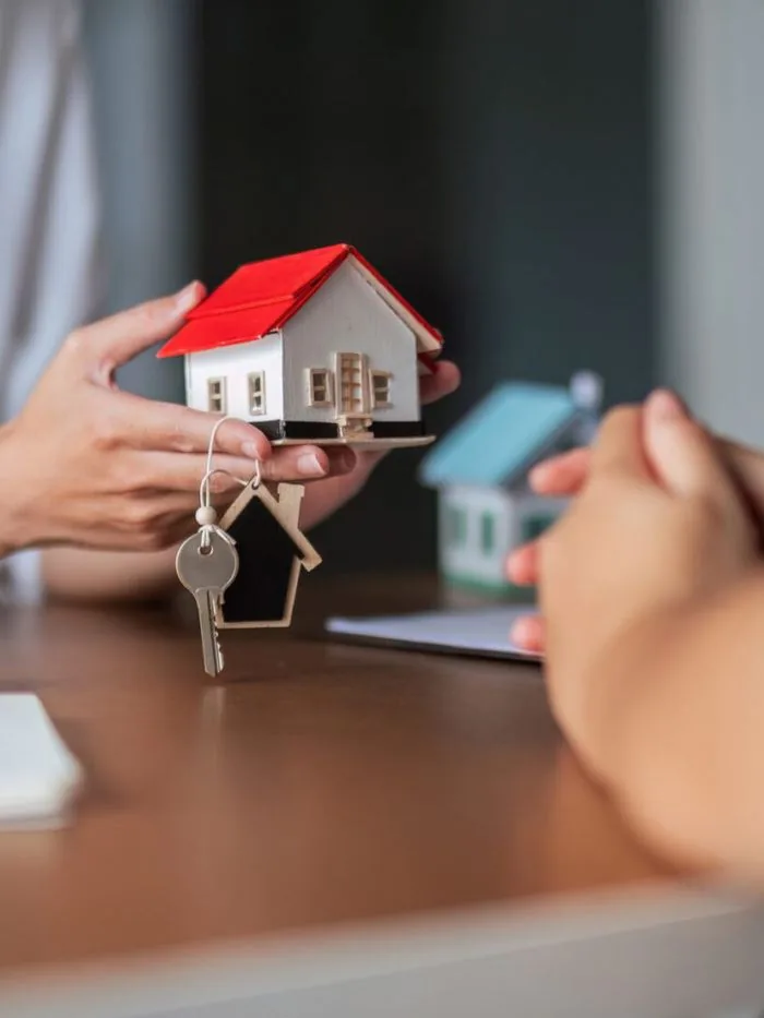 Entrega de las llaves y la maqueta de la vivienda al cliente